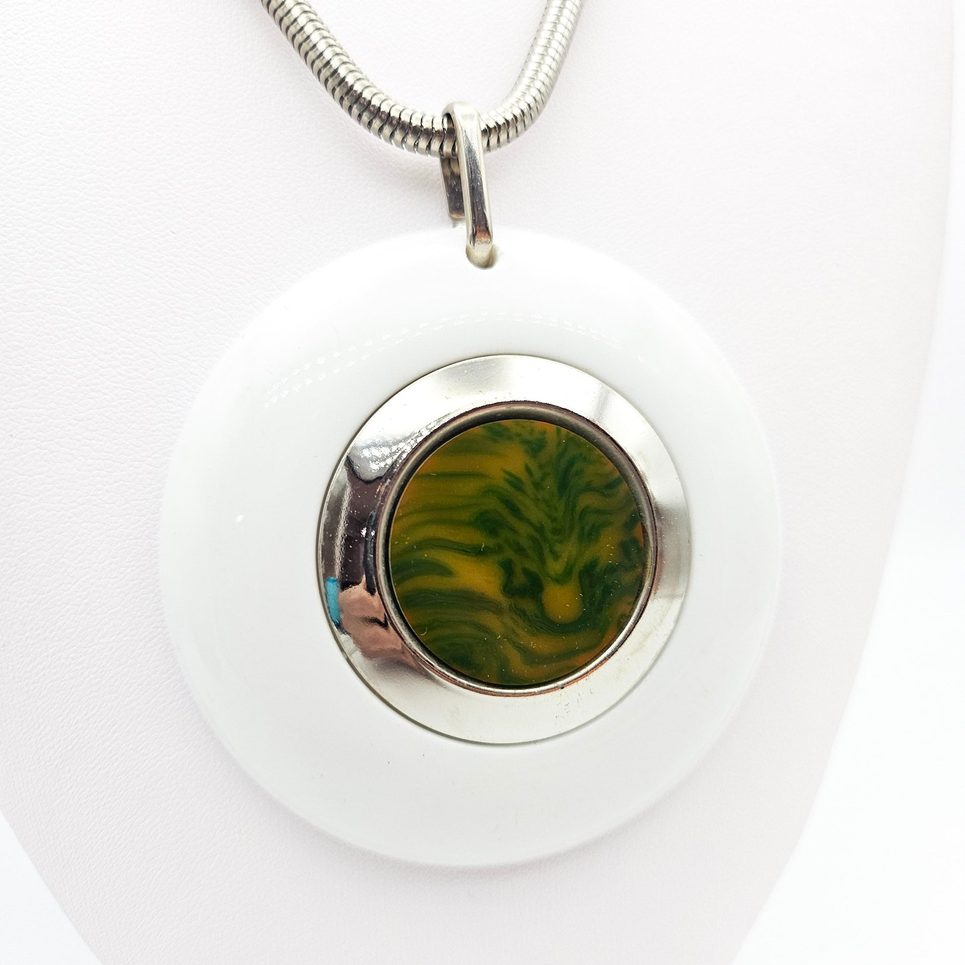 White Medallion & Tested Bakelite Retro Necklace | Vintage Statement Jewelry