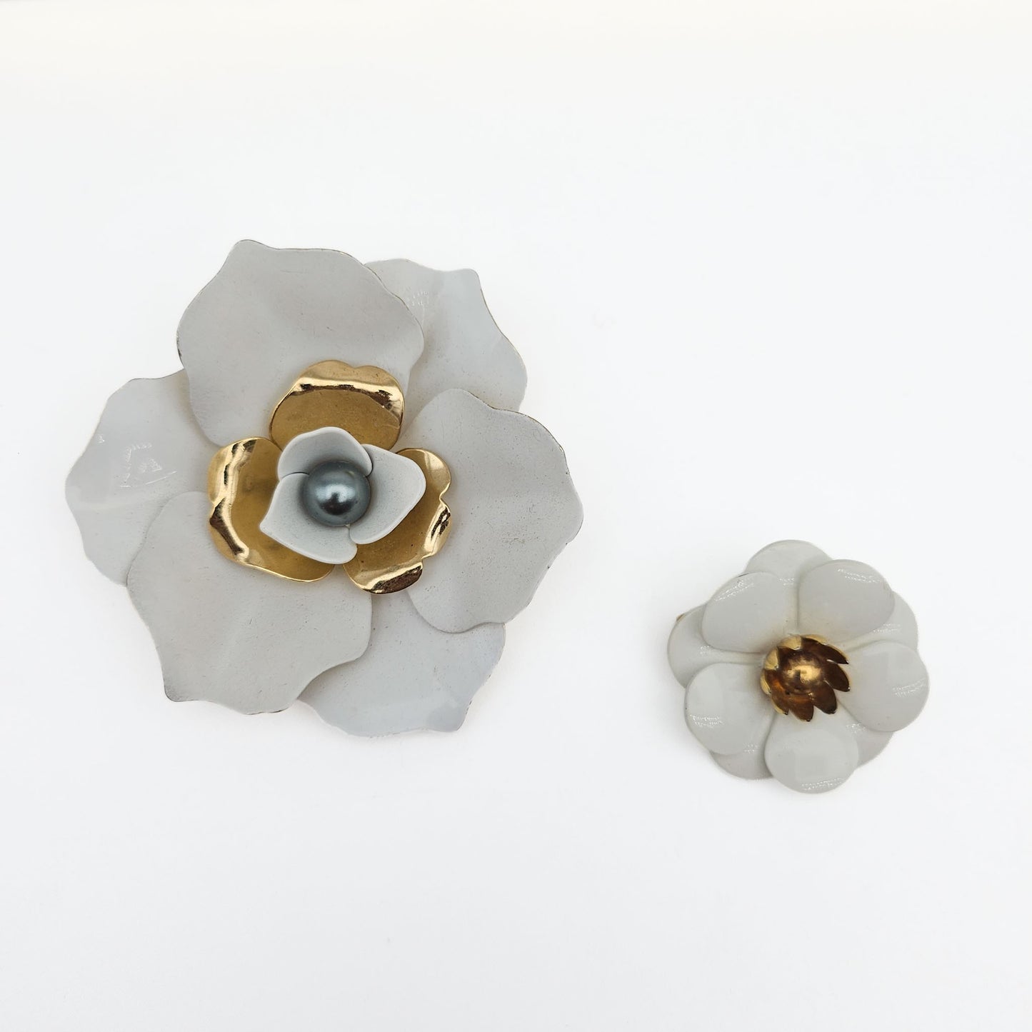 Signed Sarah Coventry White Enamel Flower Brooch Set